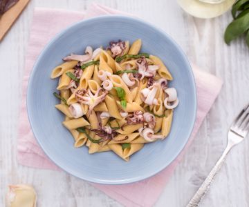 Whole wheat mezze penne with squid in white wine