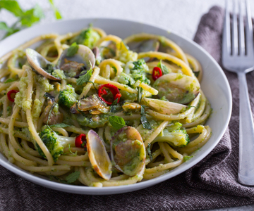 Pasta with clams and broccoli