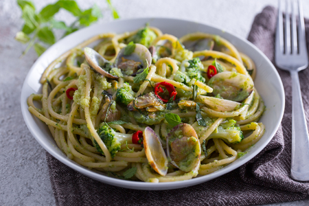 Pasta with clams and broccoli