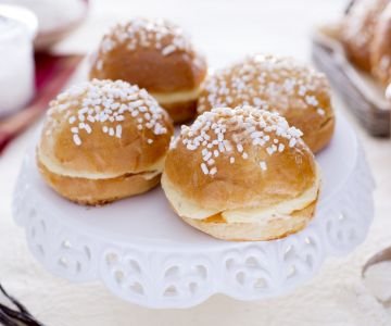 Mini tart tropezienne with mousseline cream and apricot jam