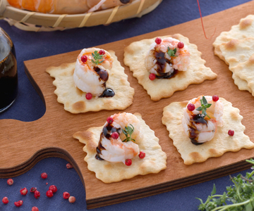 Classic puff pastry with sautéed scampi and balsamic