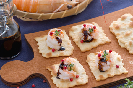 Classic puff pastry with sautéed scampi and balsamic