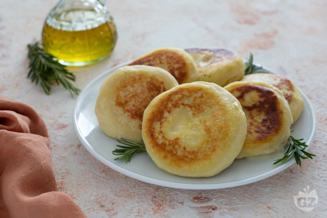 Potato cakes stuffed with gorgonzola - Italian recipes by GialloZafferano