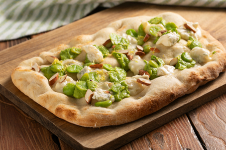 Pinsa with gorgonzola