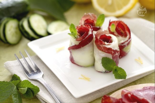 Cucumber rolls - Italian recipes by GialloZafferano
