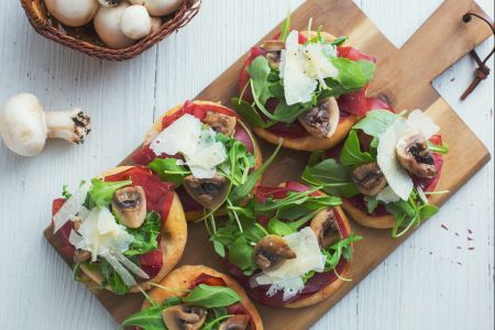 Mini flatbreads with bresaola and arugula