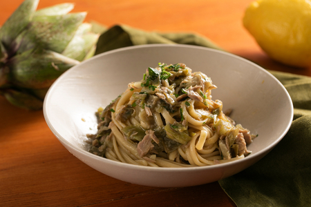 Pasta with artichokes, tuna and lemon