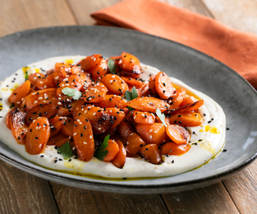 Carrots in butter and yogurt with smoked curry