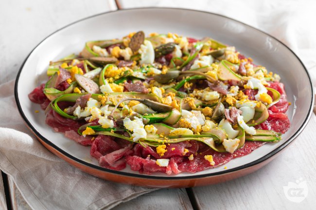 Beef carpaccio with asparagus, eggs and anchovies: quick and easy gourmet recipe