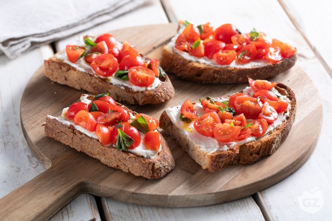 Bruschetta with cheese and cherry tomatoes: quick and tasty recipe