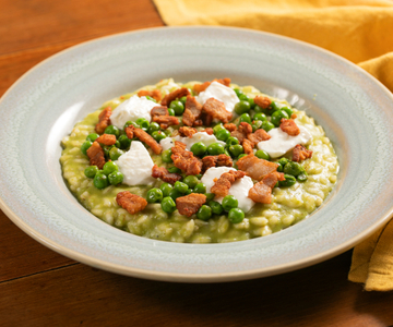 Pea risotto with crescenza and crispy pancetta