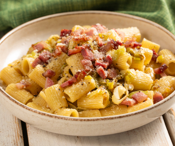 Pasta with leeks, pecorino and pancetta