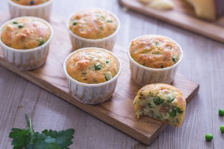 Savory muffins with peas and ham