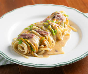 Pasta with zucchini flowers and anchovies