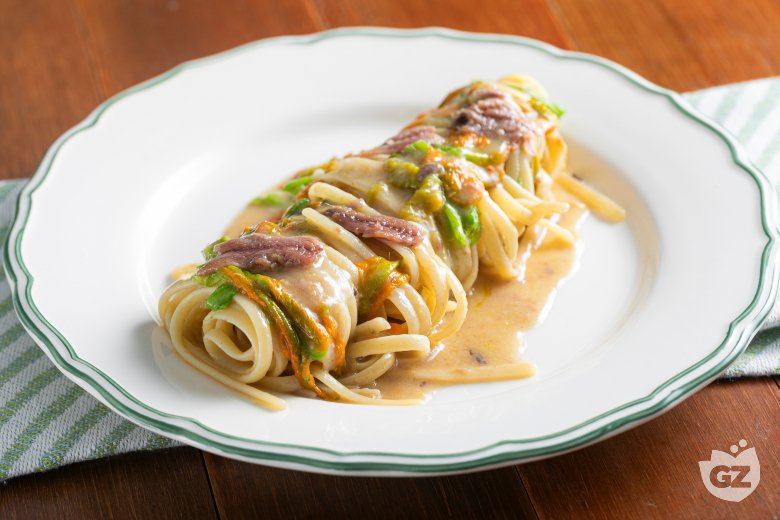 Pasta with zucchini flowers and anchovies