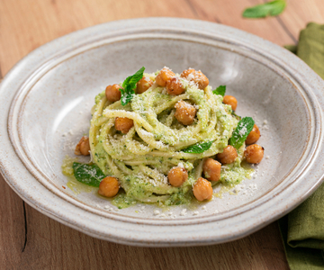 Spaghetti with zucchini, chickpeas and mint