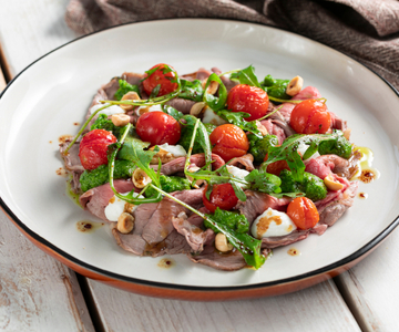 Roast beef with arugula pesto, cherry tomatoes and goat cheese