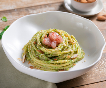 Pasta with friggitelli peppers and raw shrimp