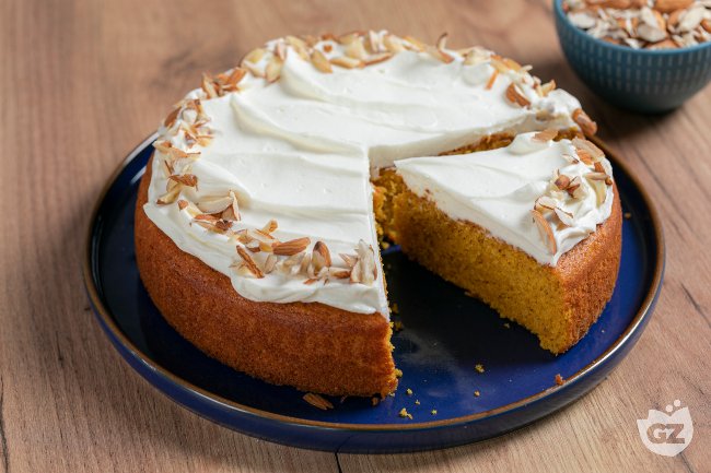 Carrot cake with cream cheese frosting: soft and indulgent recipe