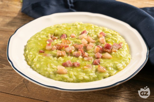 Risotto with pea cream, Taleggio and pancetta: creamy and flavorful