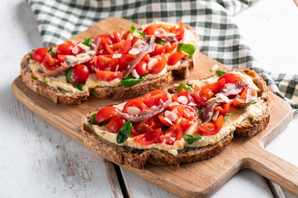 Bruschetta with cherry tomatoes, hummus and anchovies