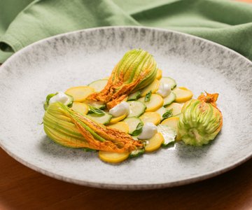Pan-fried stuffed zucchini flowers