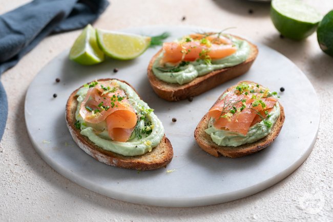 Salmon and avocado toast: a fresh, quick recipe