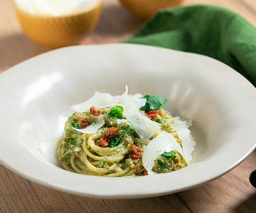 Linguine with lettuce pesto