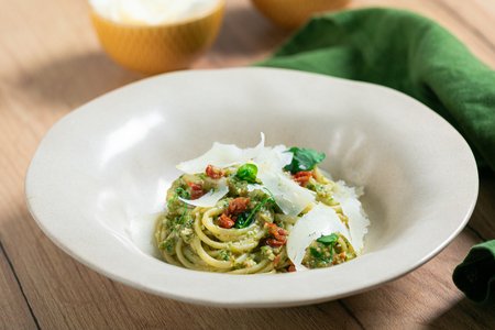 Linguine with lettuce pesto