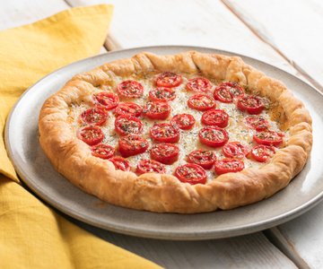 Savory tart with cherry tomatoes and stracchino