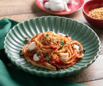 Spaghetti with tomato and mozzarella knots
