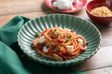 Spaghetti with tomato and mozzarella knots