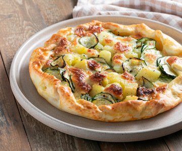 Savory tart with potatoes, zucchini and mozzarella