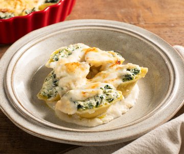 Baked conchiglioni stuffed with ricotta, chard and bechamel