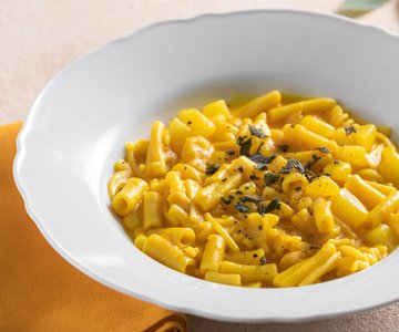 Pasta with potato, beans and saffron cream