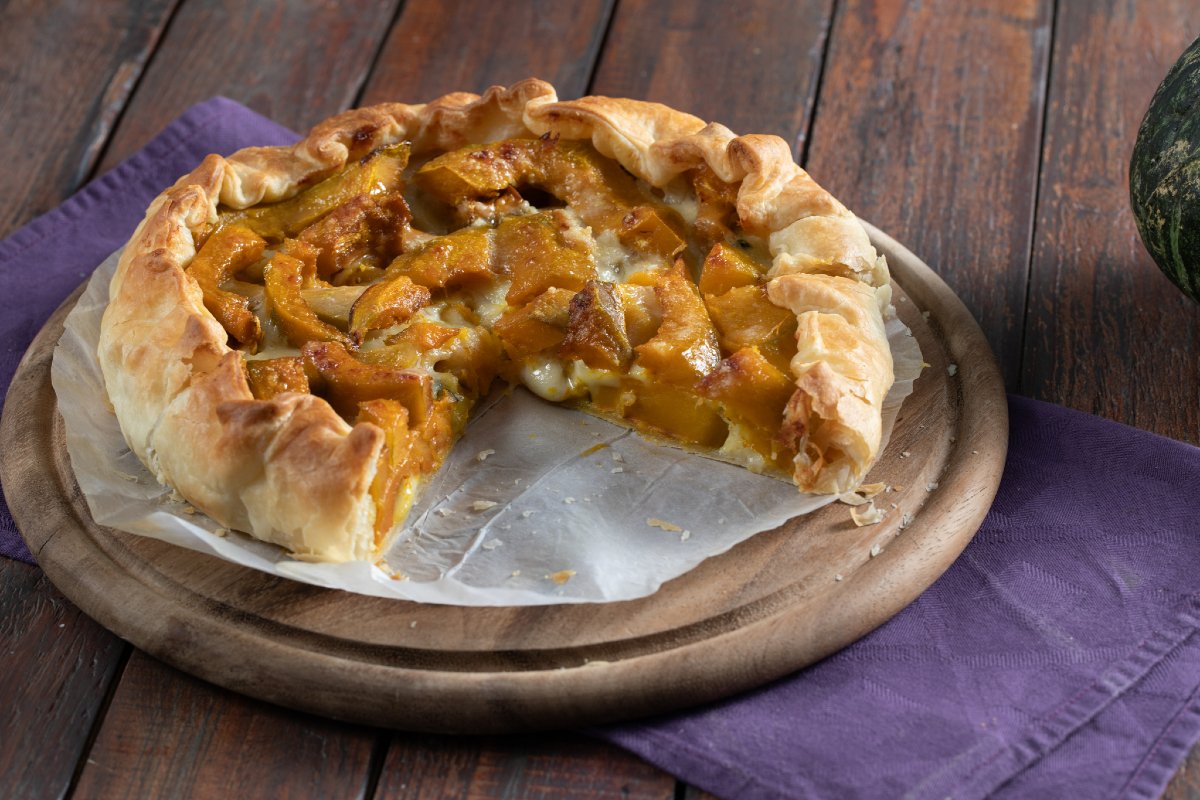 GialloZafferano's recipe of the day: savory pumpkin and mozzarella pie